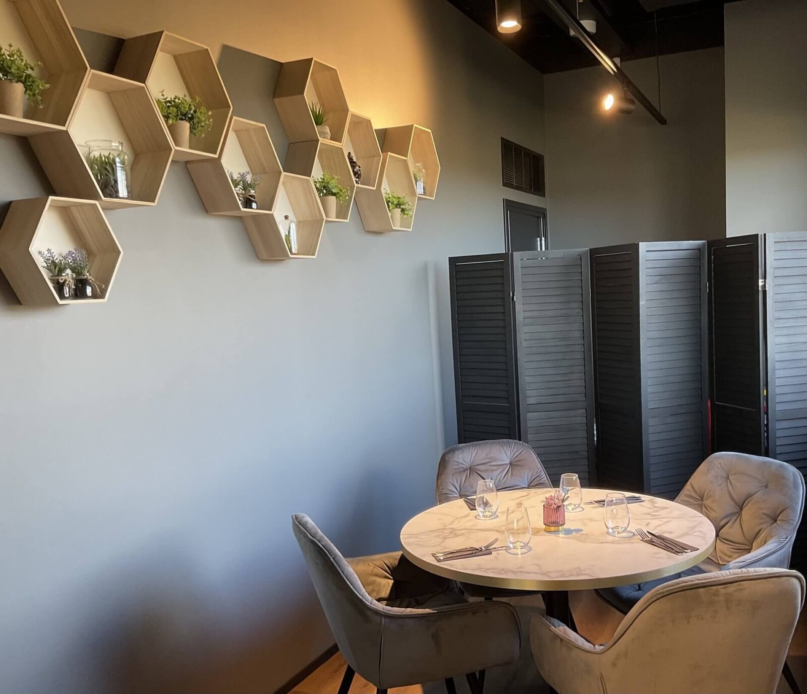 Laud ja dekoratsioonid Tallinna fusion-köögi restorani sisekujunduses